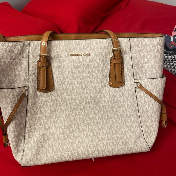 MICHAEL Michael Kors Handbags - MICHAEL Michael Kors  Voyager East/West Signature Tote